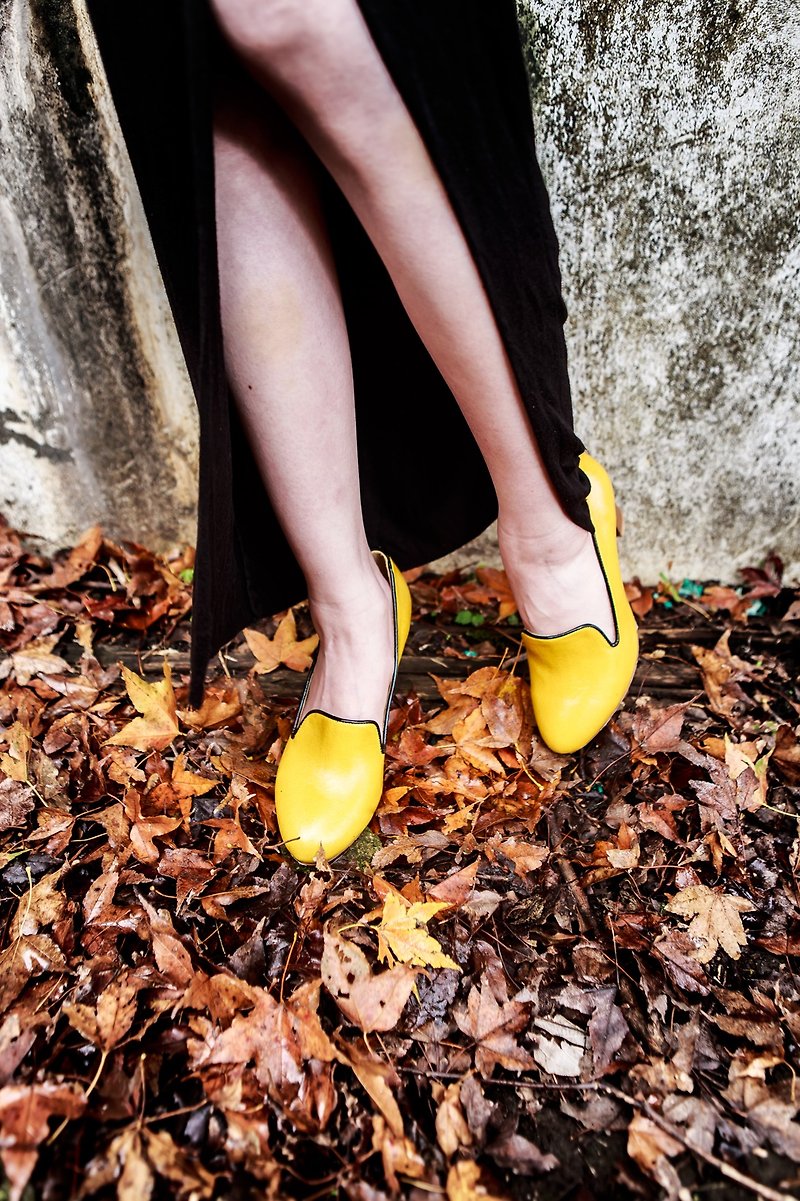 Leather loafers - รองเท้าลำลองผู้หญิง - หนังแท้ สีเหลือง