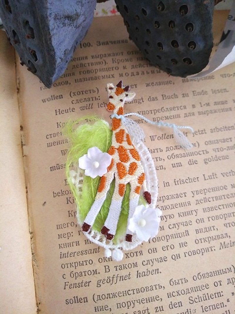 Forest Animal Party Feel Pin*Little Giraffe F065 Gift Cute Girly Heart Birthday Gift Valentine’s Day Gift - เข็มกลัด - วัสดุอื่นๆ หลากหลายสี