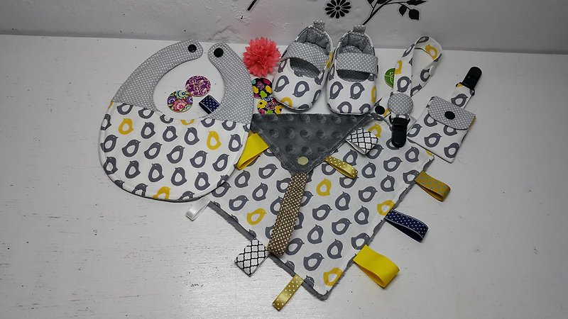 Little penguin row station Mi Yueli baby shoes + appease towel + bib + peace symbol bag + pacifier clip chain - Baby Gift Sets - Other Materials Multicolor