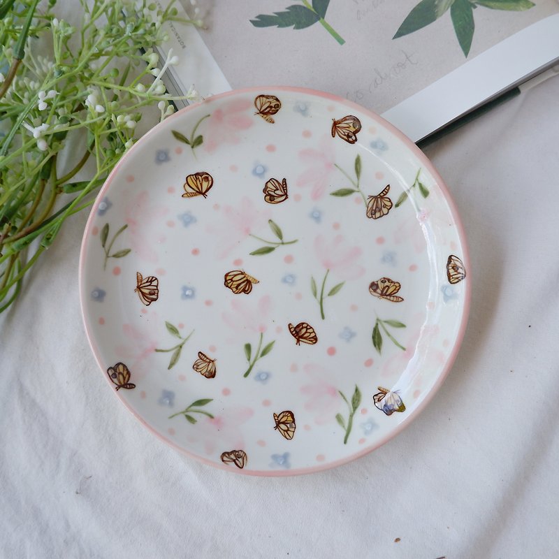 Dancing butterfly with pink flower | ceramic plate - 碟子/醬料碟 - 陶 粉紅色