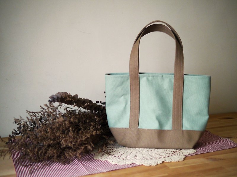 Classic tote bag Msize mint green x milktea -lake green x milktea- - กระเป๋าแมสเซนเจอร์ - วัสดุอื่นๆ สีเขียว