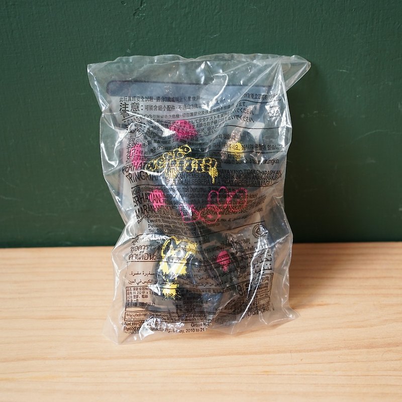 【北極二手雜貨】絕版 麥當勞 hello kitty London  2010 玩具 收 - 公仔模型 - 塑膠 黑色