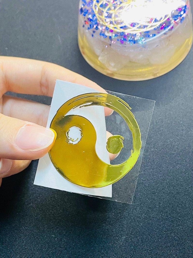 【獨家設計】金色能量貼紙金屬貼紙 筆觸風格太極符號 - 貼紙 - 其他金屬 金色