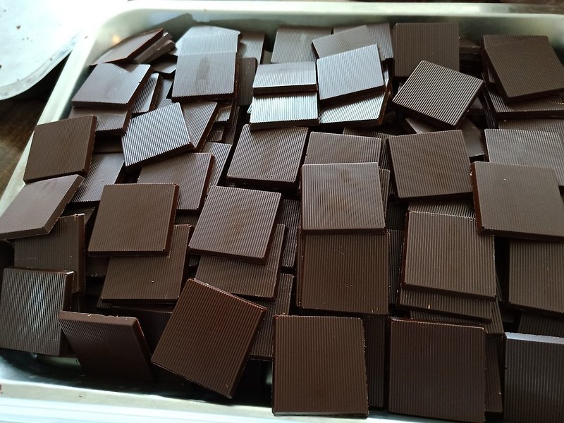 挽きたてテンパリングペルーマナービーンズ 純度85％チョコレートフレーク大量販売パッケージ 100個入り NT5000限定品 - チョコレート - その他の素材 ブラウン