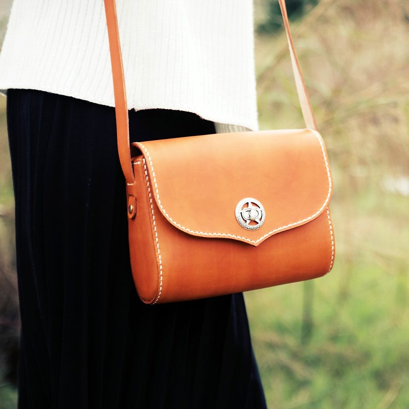 [Cutting line] Hand-dyed and hand-stitched vegetable tanned leather, leather shell, ladies shoulder bag - กระเป๋าแมสเซนเจอร์ - หนังแท้ สีส้ม