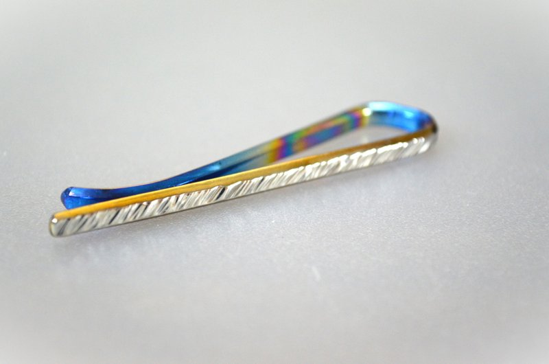 Titanium tie bar - Forged pure titanium tie pin - Hammered to create a sparkling and bewitching look - Rainbow - B - 52mm - เนคไท/ที่หนีบเนคไท - โลหะ หลากหลายสี