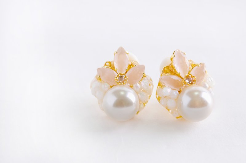 Cream Pink Bijou & 12mm1 grain Pearl of elegant earrings (earrings) - Earrings & Clip-ons - Other Metals White
