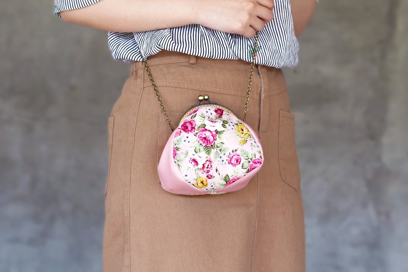 [Elegant Pink Rose] Kiss Lock Bag/ Side Bag Messenger Bag Shoulder Small Bag Bronze Kiss Lock Bag - กระเป๋าแมสเซนเจอร์ - ผ้าฝ้าย/ผ้าลินิน สึชมพู