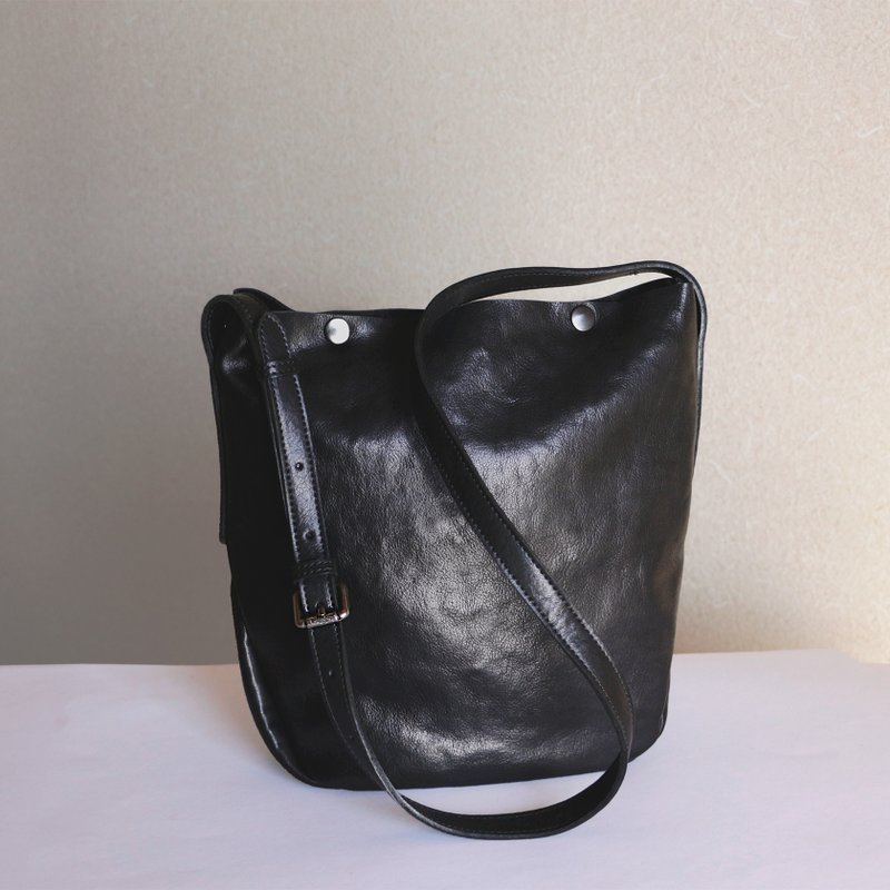 A4 compatible glossy cowhide crossbody shoulder bag commuter storage bag black - Messenger Bags & Sling Bags - Genuine Leather Black