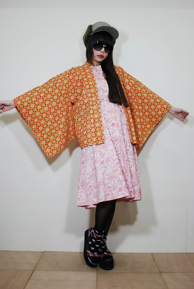 F2087 [日本着物]（ビンテージ）オレンジ色のパターン配置日本の着物の羽織（おわ里） - ジャケット - コットン・麻 オレンジ