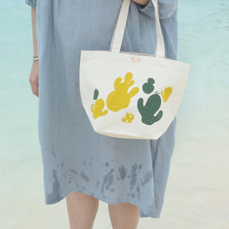 Cactus garden hand-printed canvas bag M - กระเป๋าถือ - ผ้าฝ้าย/ผ้าลินิน สีเขียว