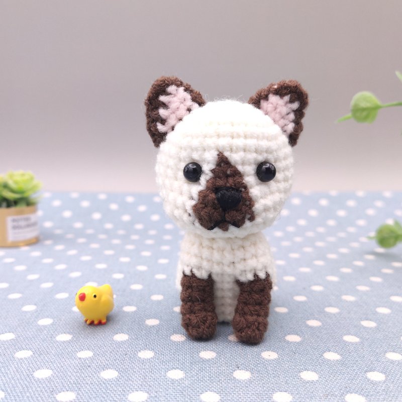 [In Stock] Little Siamese Cat Handmade Crochet Doll - ตุ๊กตา - ไฟเบอร์อื่นๆ สีนำ้ตาล