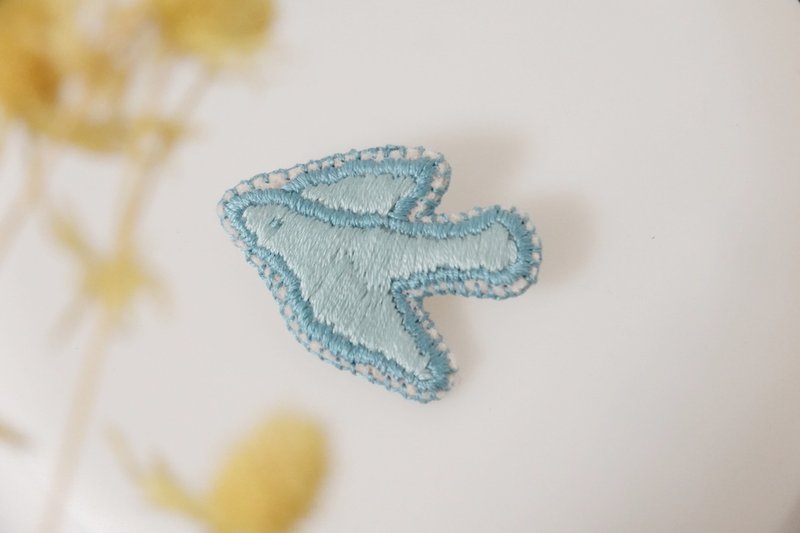 Original design l Customized embroidered brooch embroidered pin Illustration brooch customized picture embroidered bird pin - Brooches - Cotton & Hemp Multicolor