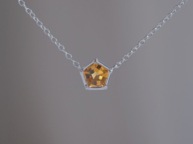 Citrine fimmhyrningur necklace　シトリン　五角形ネックレス　天然石オレンジイエロー　シルバー - 項鍊 - 寶石 橘色