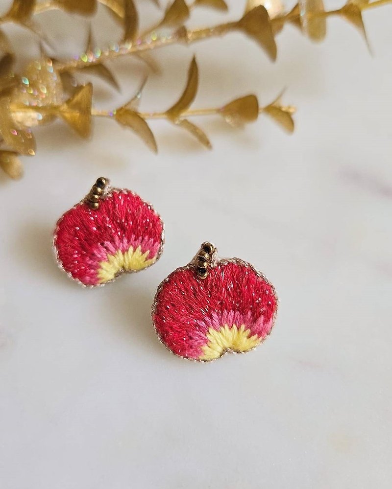 apple embroidery earrings - ต่างหู - วัสดุอื่นๆ สีแดง