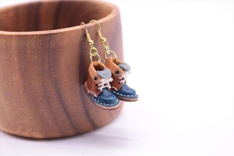 Small leather boots swaying pierced earrings chocolate x navy - สร้อยคอ - หนังแท้ สีนำ้ตาล