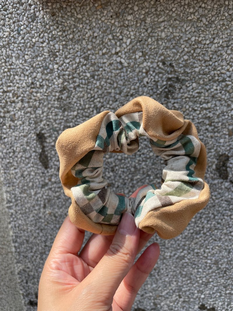 Chez。小物系列 - 麂皮絨製髮圈-白茶棕 - 髮夾/髮圈 - 聚酯纖維 卡其色