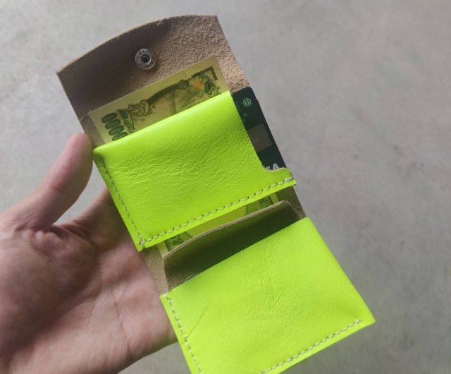 ベイシングエイプ　蛍光小物入れ ベイシングエイプ 蛍光小物入れ - メルカリ