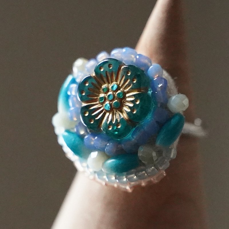 おしゃべりな指輪　48　フリーサイズ　ビーズ刺繍のリング　フラワー　ブルー　カラフル - 戒指 - 玻璃 多色