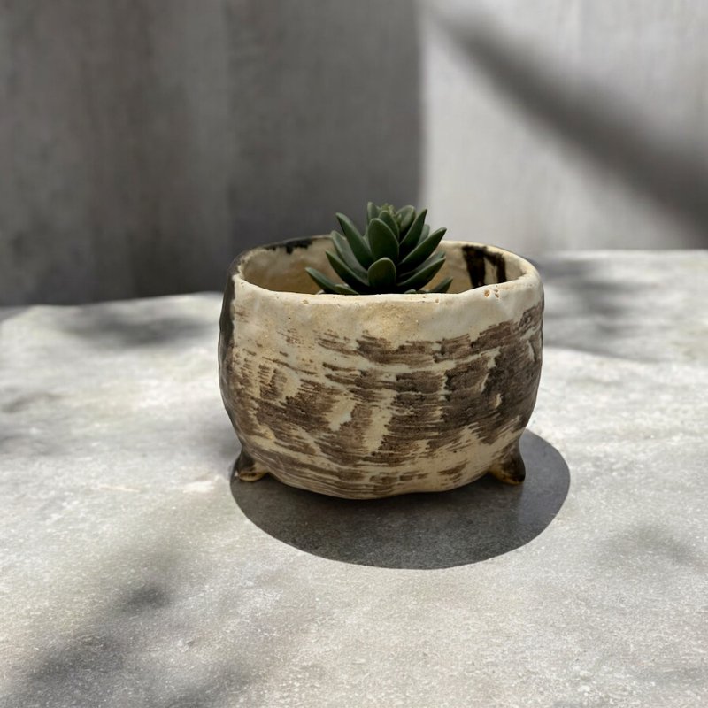 [カク Pottery] Midsummer brown handmade pottery pots, flower pots, vases, agave roots - ตกแต่งต้นไม้ - ดินเผา สีนำ้ตาล