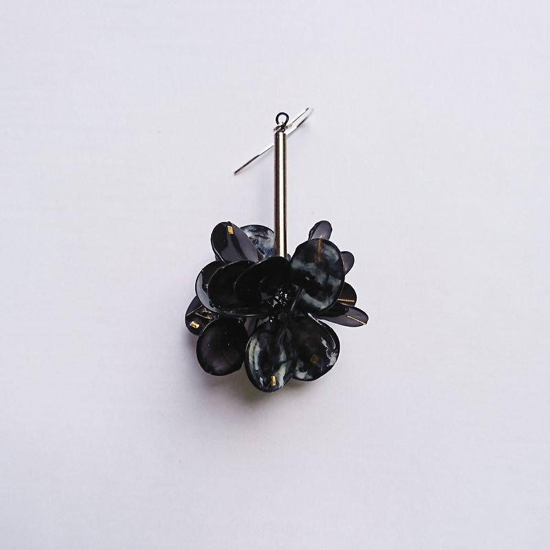 Ink-Single Side Shaped Hand-Designed Resin Earrings/Dangling/earring/accessories - ต่างหู - วัสดุอื่นๆ สีดำ