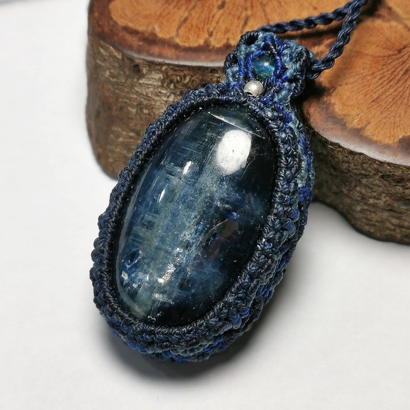 深邃藍晶石/厚實/美麗折射光芒-蠟線編織/圖騰包框設計 - 項鍊 - 半寶石 藍色