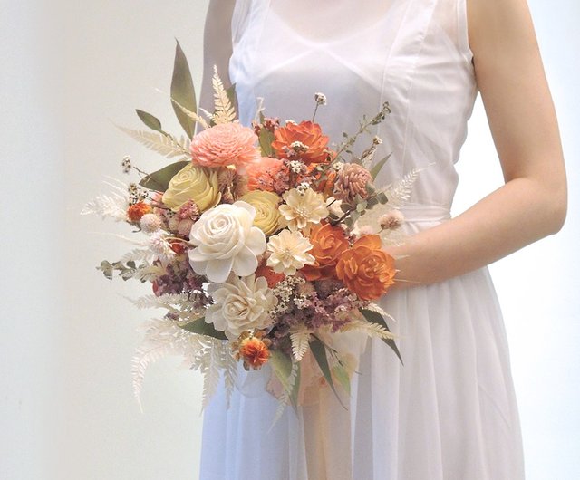 ブーケ オレンジ ピンク ホワイト ホワイトとオレンジのクラッチブーケ【ブリザーブドフラワーの