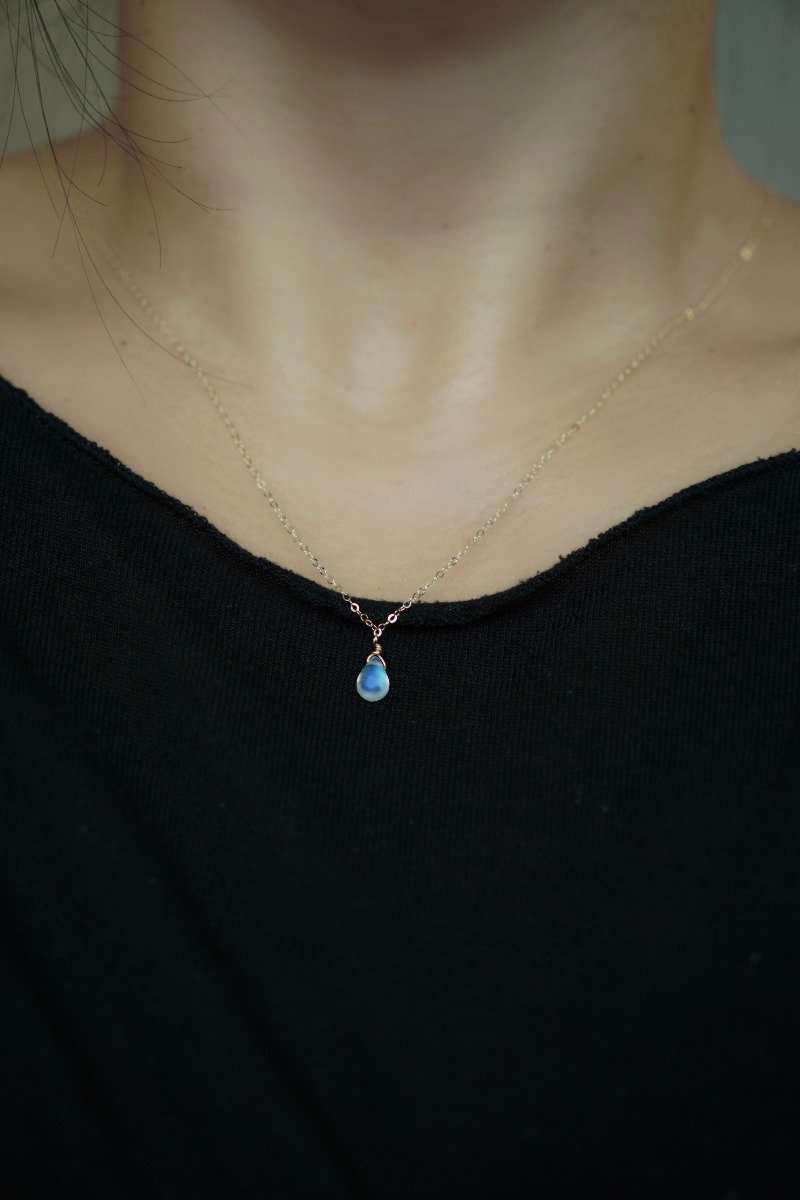 SV925/14KGF ぷっくりドロップ レインボーブルーシラー ムーンストーンネックレス - ショートネックレス - クリスタル ブルー