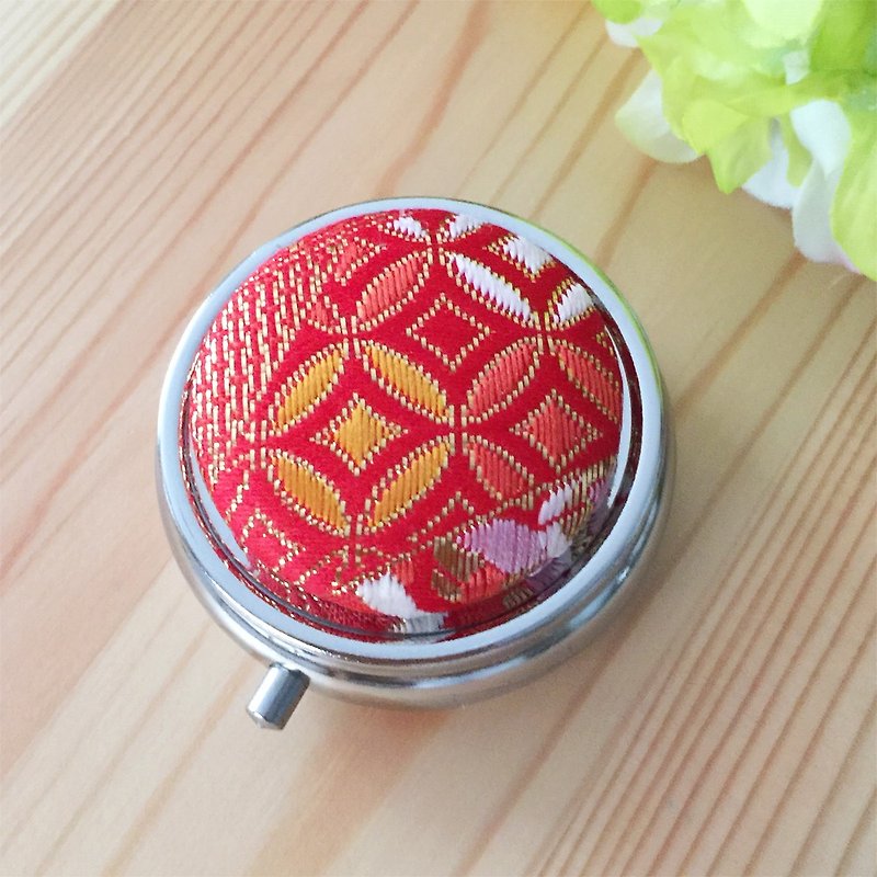 Pillbox with Japanese Traditional pattern, Kimono "Brocade" - อื่นๆ - โลหะ สีแดง