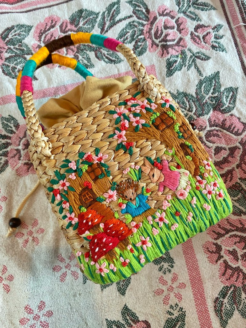 Hand-embroidered water hyacinth bag decorated by hand. - 手提包/手提袋 - 繡線 