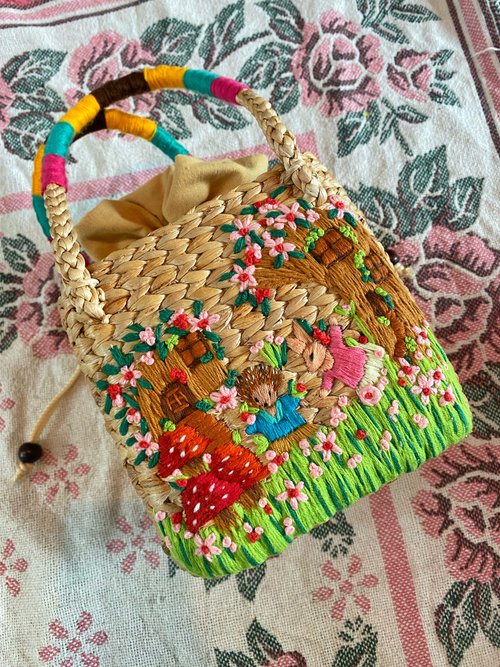 embroideringpreeyada Hand-embroidered water hyacinth bag decorated by hand.