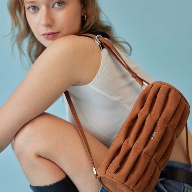 WOVE - Zoom barrel bag ruffled technique in suede brown - 手提包/手提袋 - 人造皮革 咖啡色