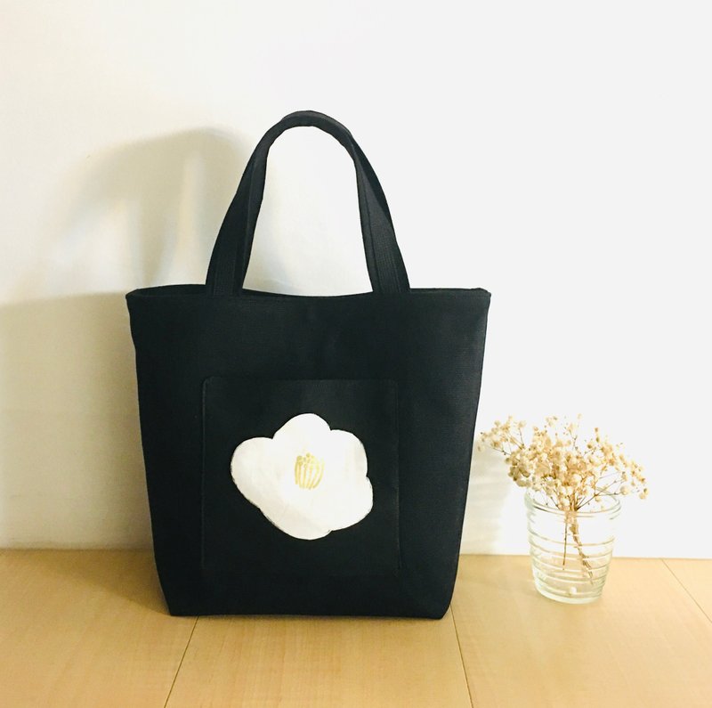 External pocket tote bag. Camellia and Lotus 2 types. Inside pocket. Magnetic buckle. canvas - กระเป๋าถือ - ผ้าฝ้าย/ผ้าลินิน สีดำ