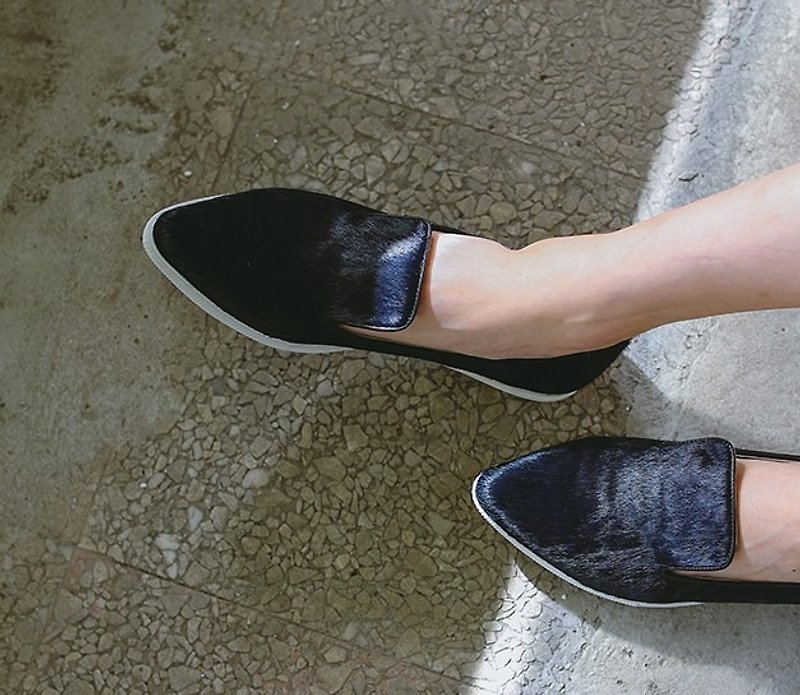 [Show products clear] dark blue horse hair soft leather pointed leather shoes - รองเท้าลำลองผู้หญิง - หนังแท้ สีน้ำเงิน