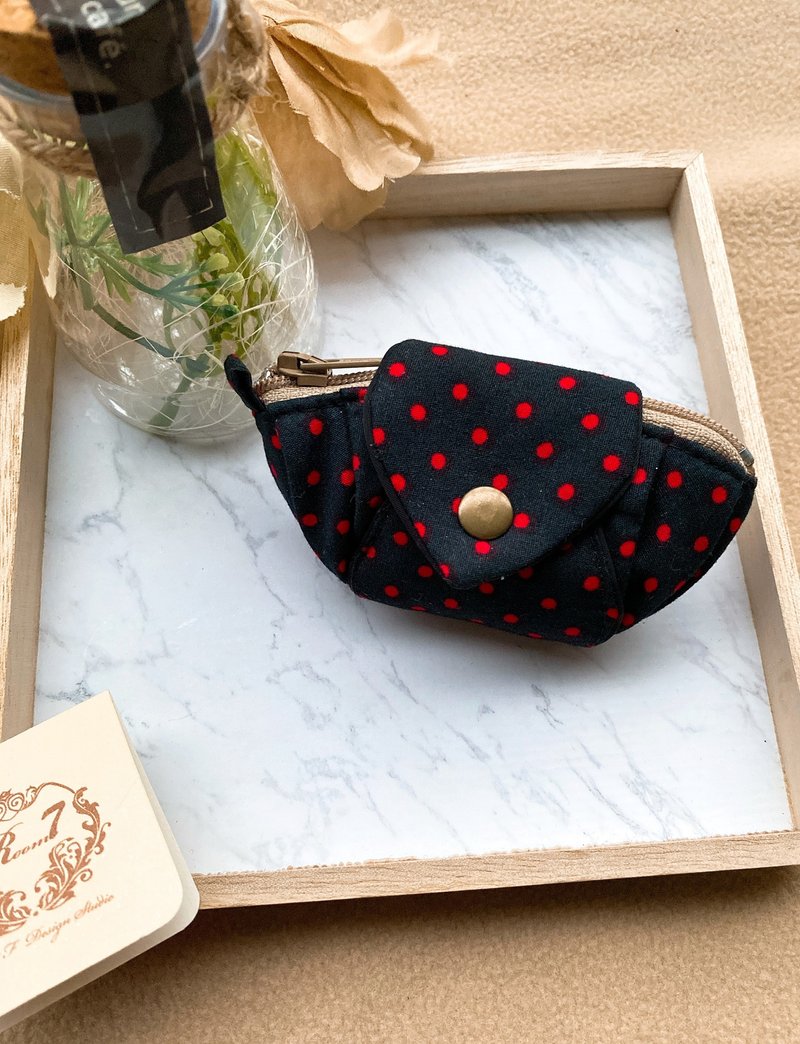 Small dumpling coin purse (red dots on black background) - กระเป๋าใส่เหรียญ - ผ้าฝ้าย/ผ้าลินิน 