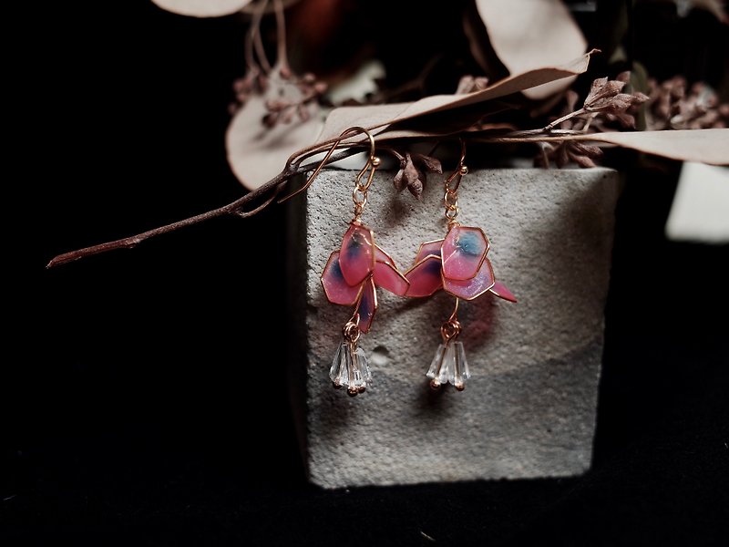Peach pink and blue petal earrings/ Clip-On available - ต่างหู - เรซิน สึชมพู