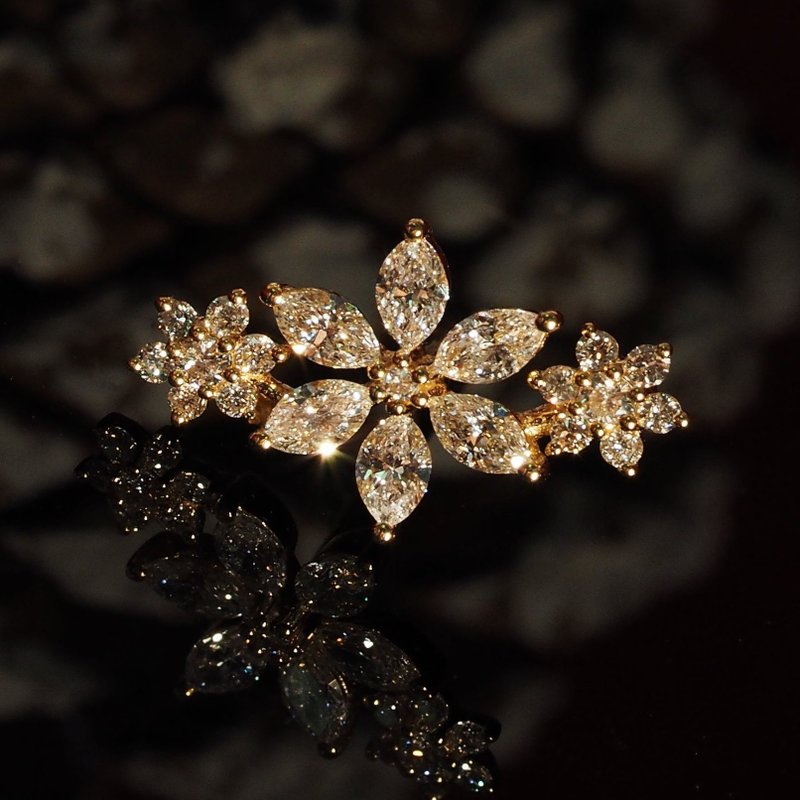 18K Gold Mega Snowflakes Diamond Earrings - ต่างหู - เครื่องประดับ 