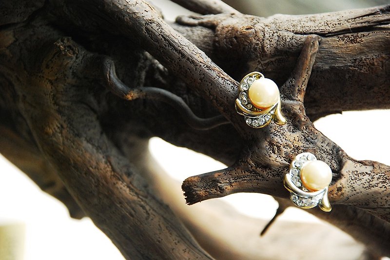 {:::Giraffe Giraffe:::}_Low-key gorgeous pearl antique earrings - ต่างหู - โลหะ สีเงิน