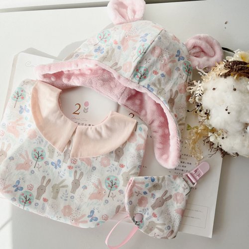 Lianne baby 梨安手工嬰兒禮物 彌月禮 新生兒見面禮 周歲禮 粉灰兔的花草生活 彌月禮盒三件組 六層紗領兜+寶寶遮耳帽+奶嘴鍊