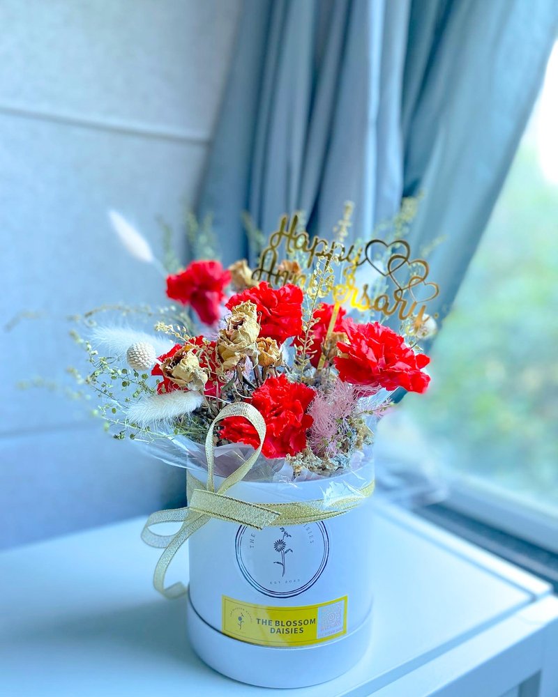 Red carnation flower bucket - ช่อดอกไม้แห้ง - พืช/ดอกไม้ สีแดง