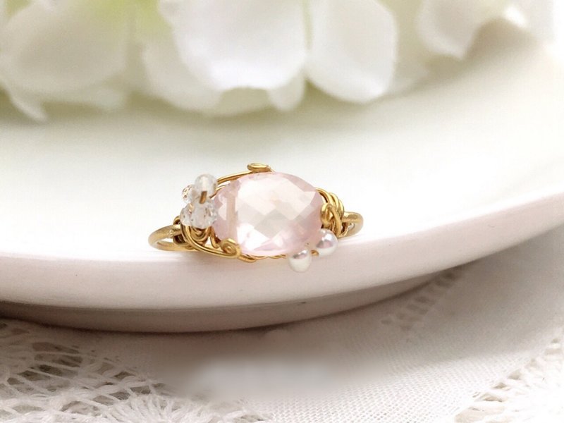 Maries garden - Rose quartz, white topaz and freshwater pearl wire ring - แหวนทั่วไป - เครื่องเพชรพลอย สึชมพู