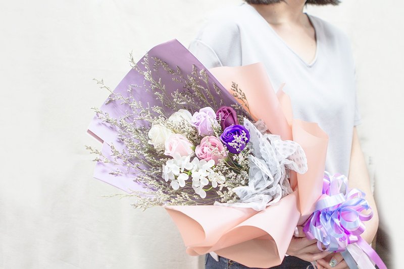 珍惜所愛 7朵玫瑰香皂花花束 情人節花束 (搭配繡球花+情人草) - 乾燥花/永生花 - 紙 粉紅色