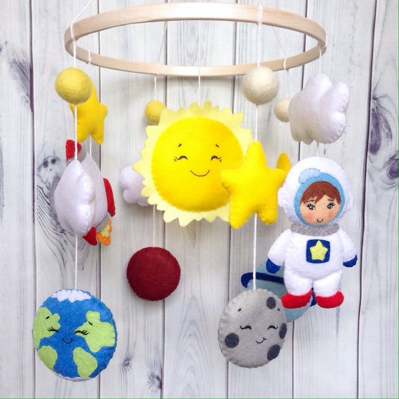 Space Baby Mobile, Sun and Planets, Boy Astronaut, Rocket, Solar System Nursery - 嬰幼兒玩具/毛公仔 - 環保材質 多色