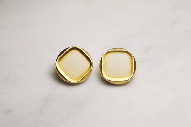 // VÉNUS 白 white elegant earrings ear clips // ve145 - Earrings & Clip-ons - Plastic Gold