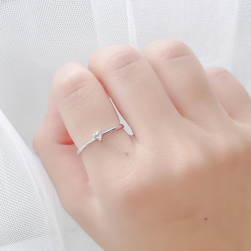 White crystal 925 sterling silver heart-shaped Gemstone prong ring adjustable ring - แหวนทั่วไป - เครื่องเพชรพลอย สีเงิน