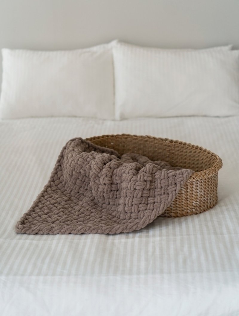Christening blanket Teen size throw gift for sister carseat blanket - 棉被/毛毯 - 聚酯纖維 咖啡色