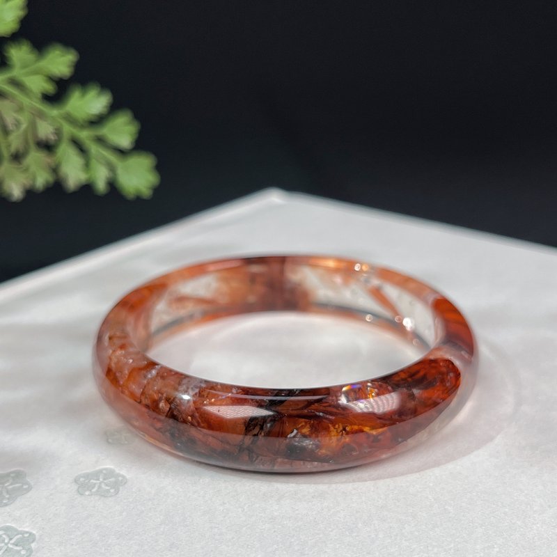 鴆羽幽靈水晶手鐲53MM 冰透牛血紅紅膠花手環 彩虹星光 招財助運 - 手鍊/手環 - 水晶 紅色