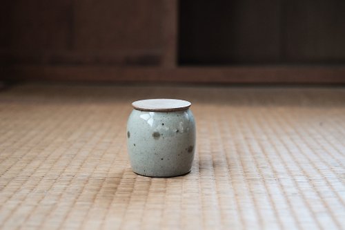七号錐 製陶所 茶倉|小點點青瓷蓋罐