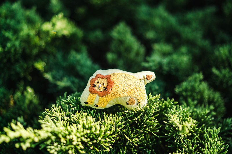 Lion King_embroidery pin - Badges & Pins - Thread Yellow