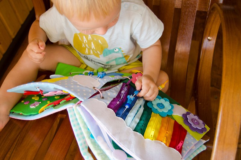 パーソナライズされた布の本、赤ちゃんへのギフト - 知育玩具・ぬいぐるみ - サステナブル素材 多色